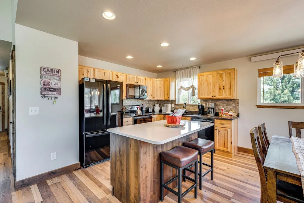 Newly Built Estes Park Townhome, 2 Miles to Rmnp!