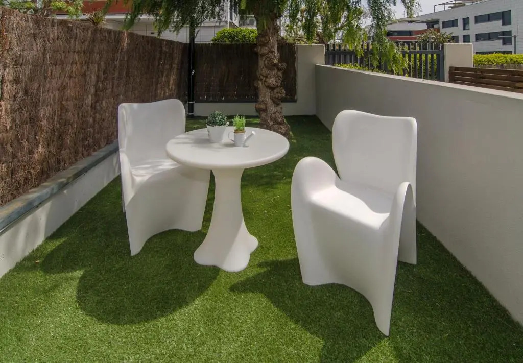Sitges Spaces Garden Paradise 3 bedroom, 3 bathroom, huge PRIVATE garden-terrace, pool- sleeps up to 8
