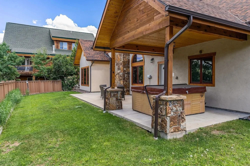 Cherry Drive 4 Bedroom Home by RedAwning