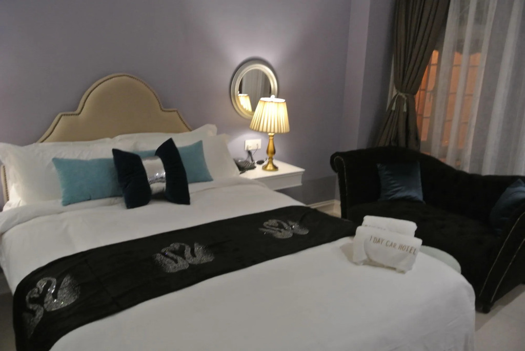 1 Day Car Hotel Station 18