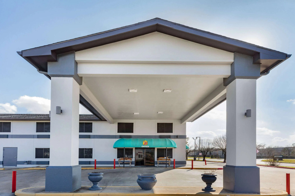Super 8 by Wyndham League City Kemah Area