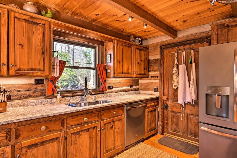 Cabin Near Boone w/ Hot Tub & Mountain Views