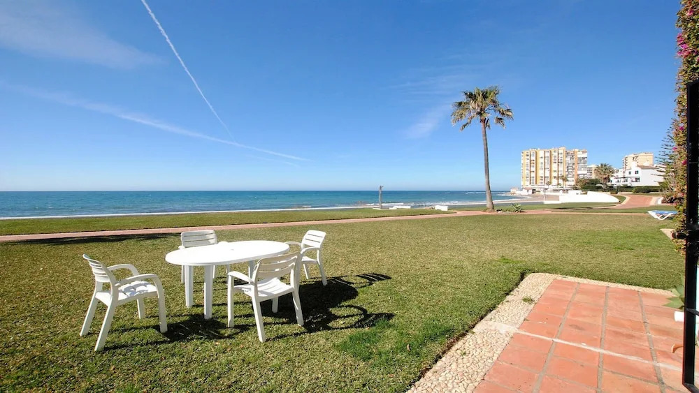 Dona Lola Sandra - Frontline beach house with full sea views within a short drive to Marbella  CS108