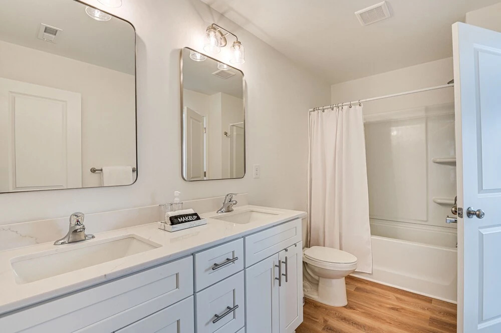 Charming Charlotte Townhome: 6 Mi to Downtown!