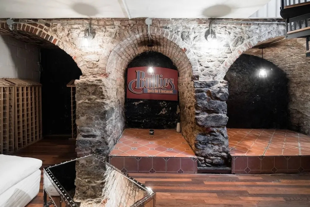 Million-dollar Celebrity Mansion in Old City