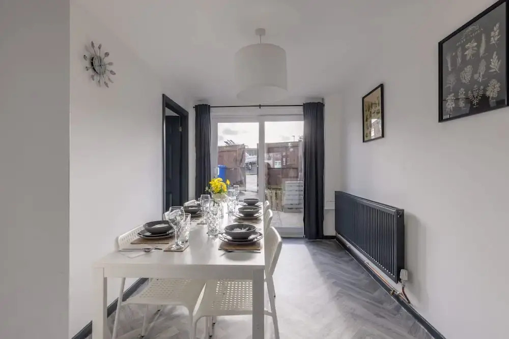 Modern 3 Bed House-free Parking