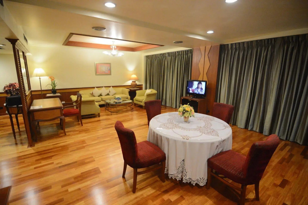 Charoen Hotel