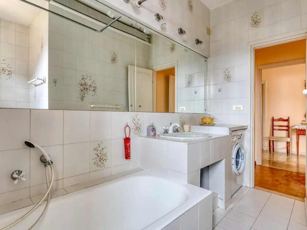 Snug Holiday Home in Salò With Balcony