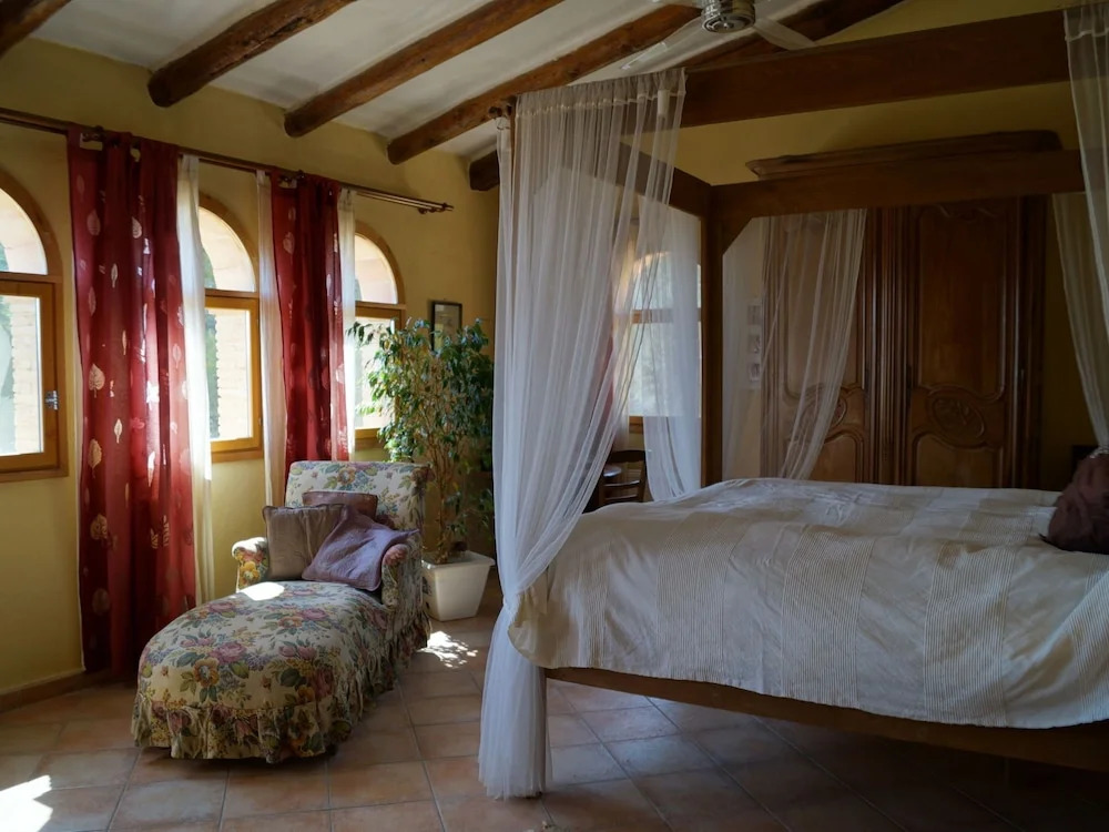 Comfortable Cottage in Renau Costa Dorada With Roofed Patio