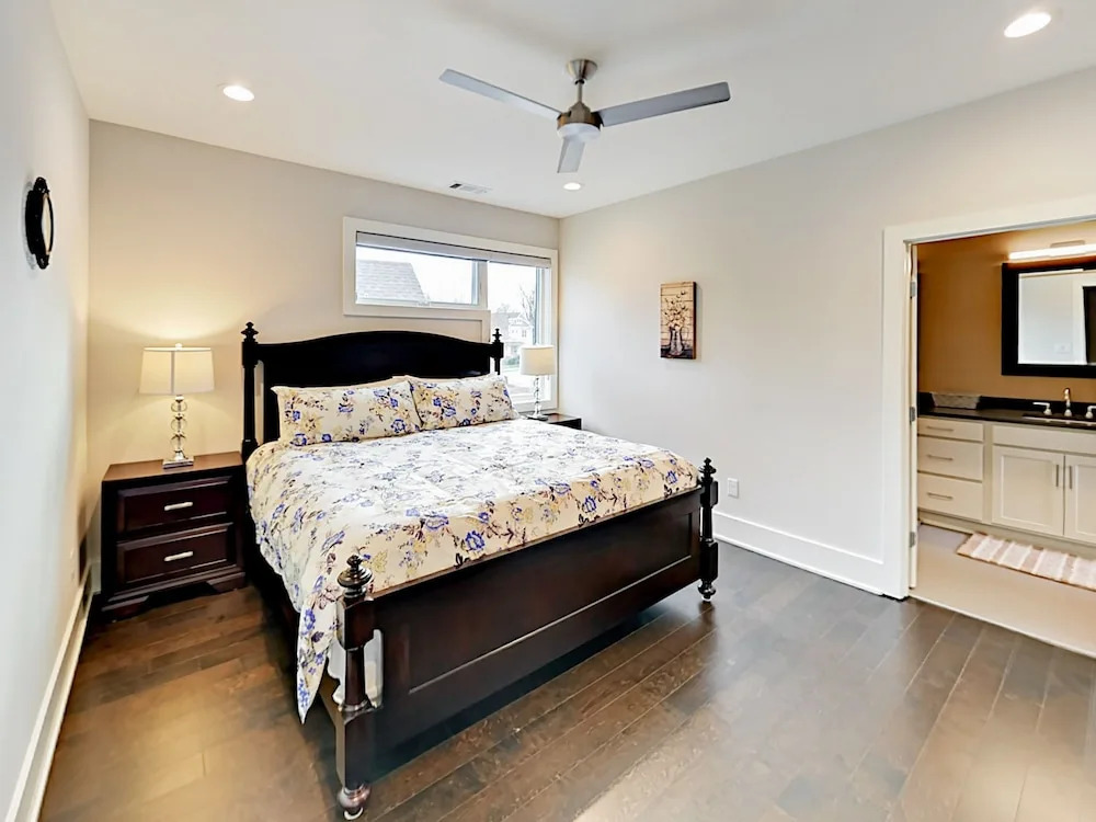 All-suite 3br/3.5ba W/ Rooftop Deck, Near Downtown 3 Bedroom Condo
