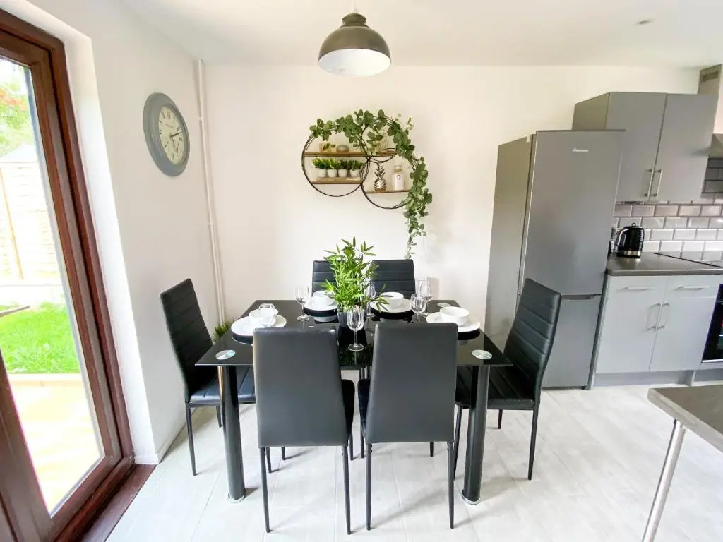 Contractor House - Free Parking - Garden - CMK by Comfy Workers