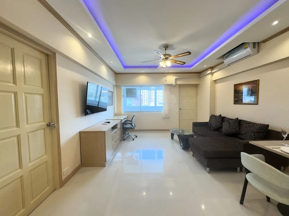 Stylish 1-bedroom Corner Condo Near Thepprasit Night Market -keha Condominium
