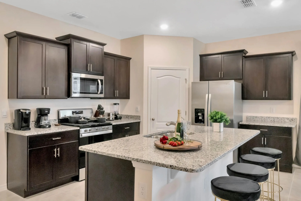 7 Bedrooms 5 Bathrooms Solterra 7599 Ol