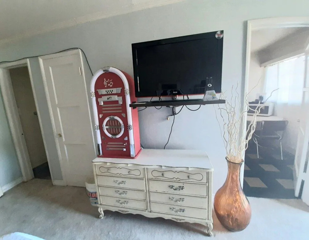 HARRYS MAN CAVE - A Vintage Motel on the Historic 395 route - The New Star Motel Experience