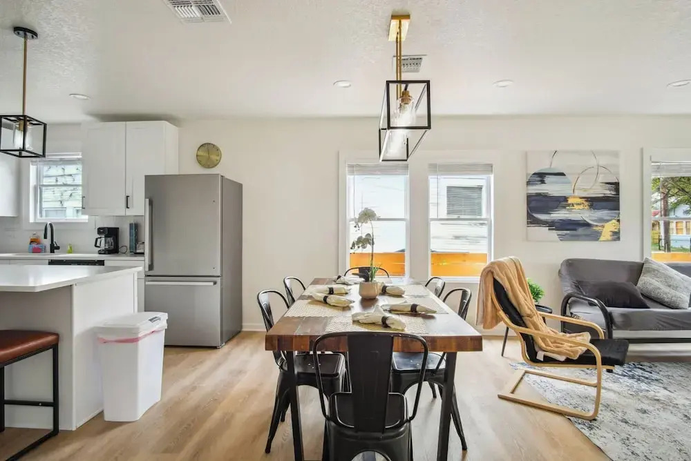Stylish & Spacious Comfort 4br/3ba Downtown Gem!