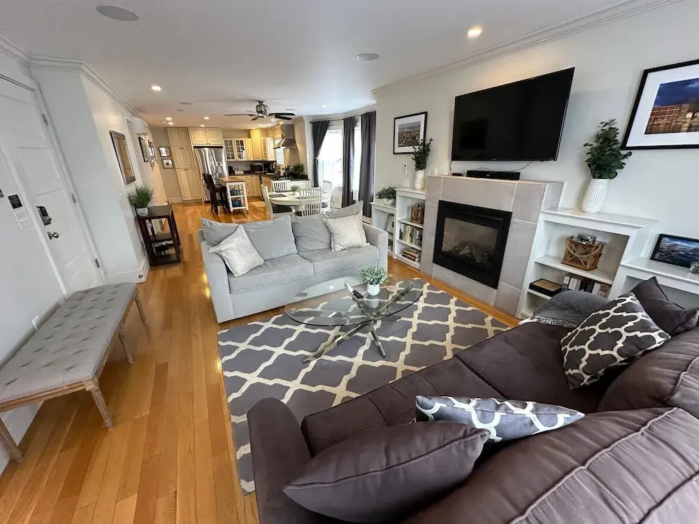 86 Dr Marcus House - Popular Broadway Area