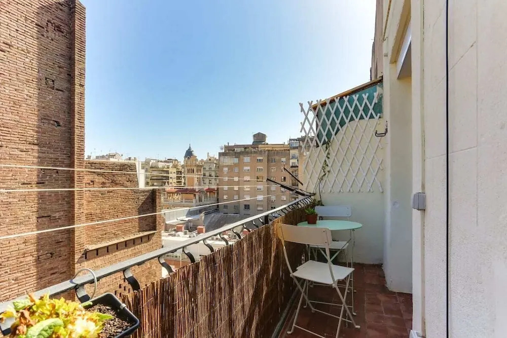 Bright 2 Bed Easily Connected to the Center