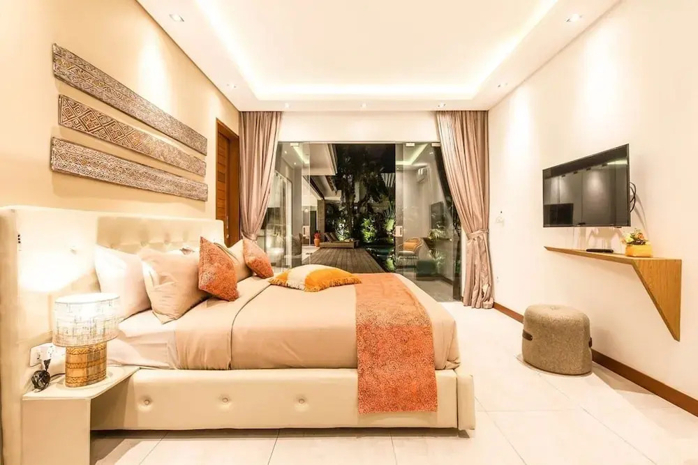 Splendid 6BR Villa, Just 400m to Finns Beach