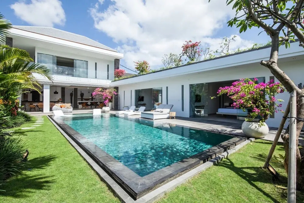 Villa Elisa - Spacious 4BR Luxury Villa, Walking Distance to Berawa Beach