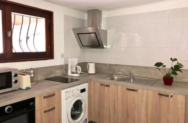 Appartement donnant sur jardin avec terrasse.