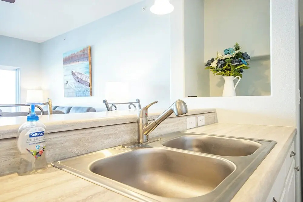 Island Life! Pool, Grilling Patio & Amazing Views!