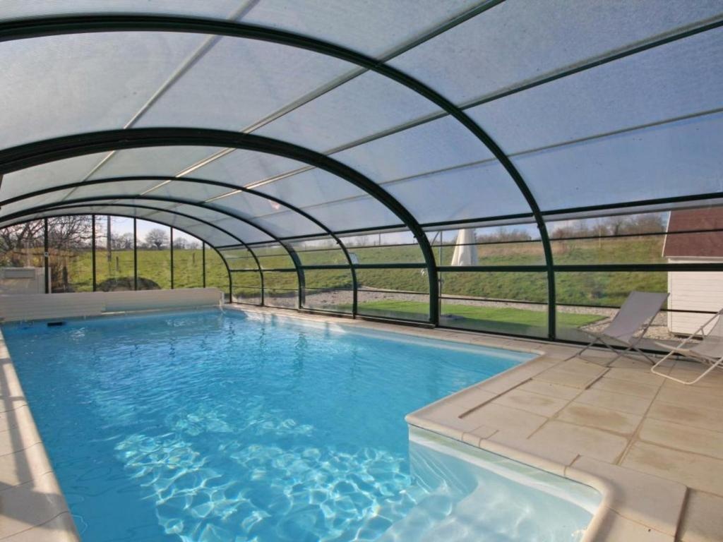 Maison Spacieuse avec Piscine Couverte et Wifi à Laleu - FR-1-497-46