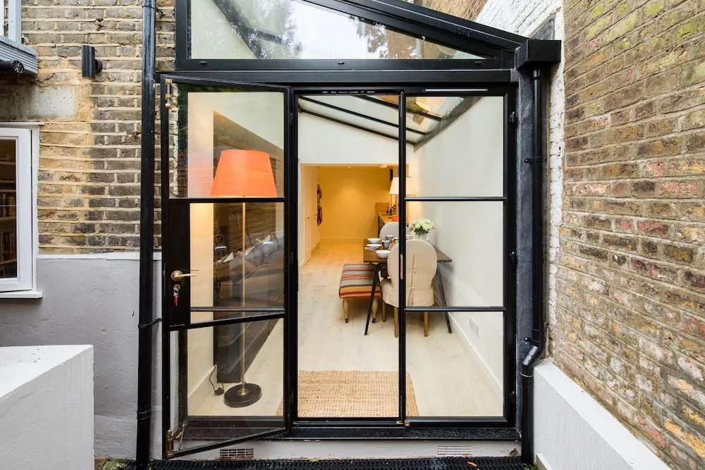 Quiet Classical/modern Designer Garden Flat