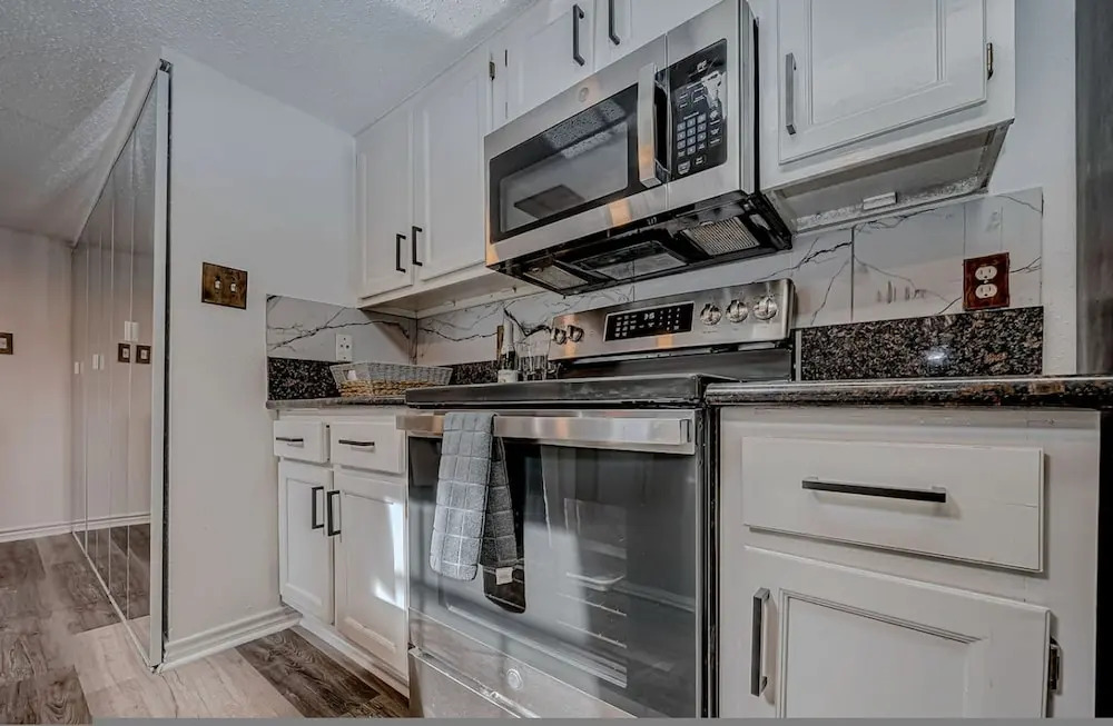 Upscale 1BR Condo in Med Center
