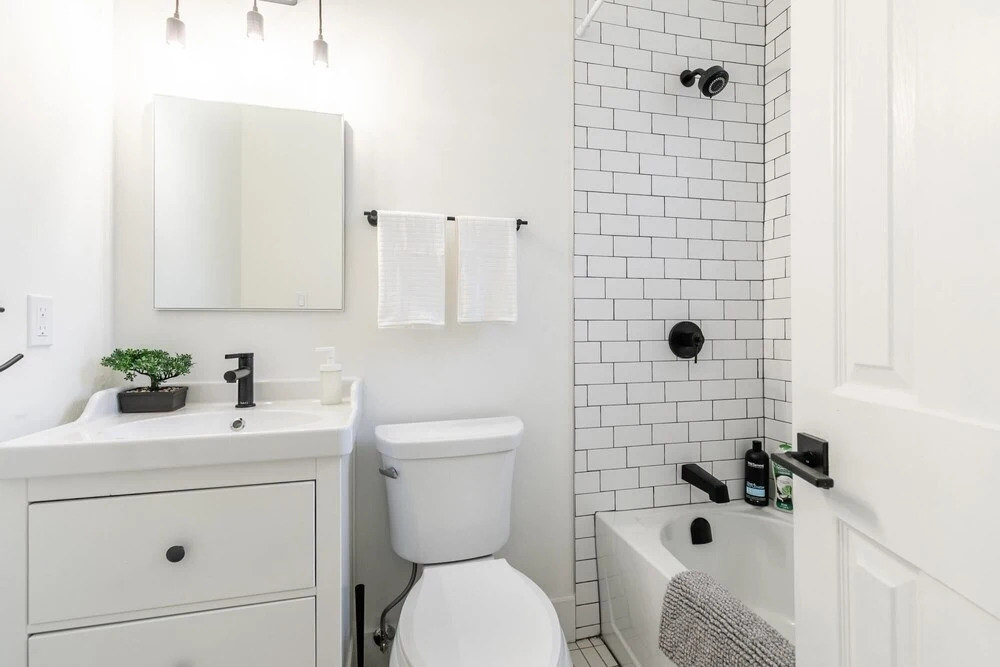 Warm Cozy 2 Bedroom Apartment w Netflix