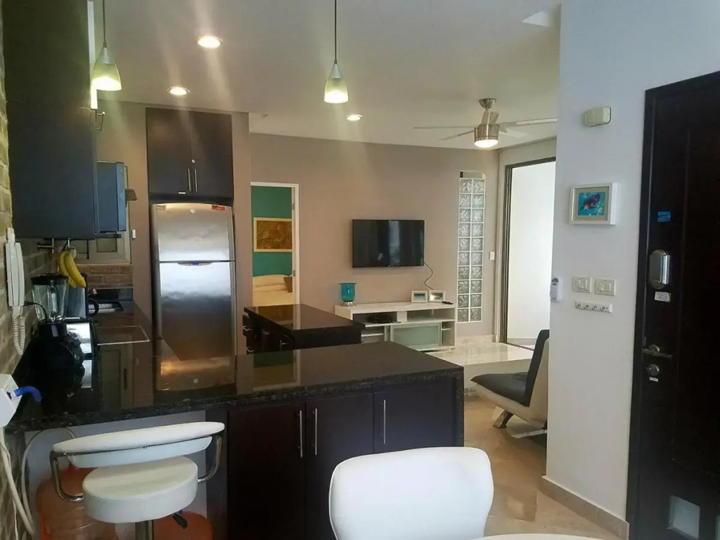 Stunning 1 Bedroom 1 Bathroom Modern Condo Few Blocks To The Beach And 5th Avenue