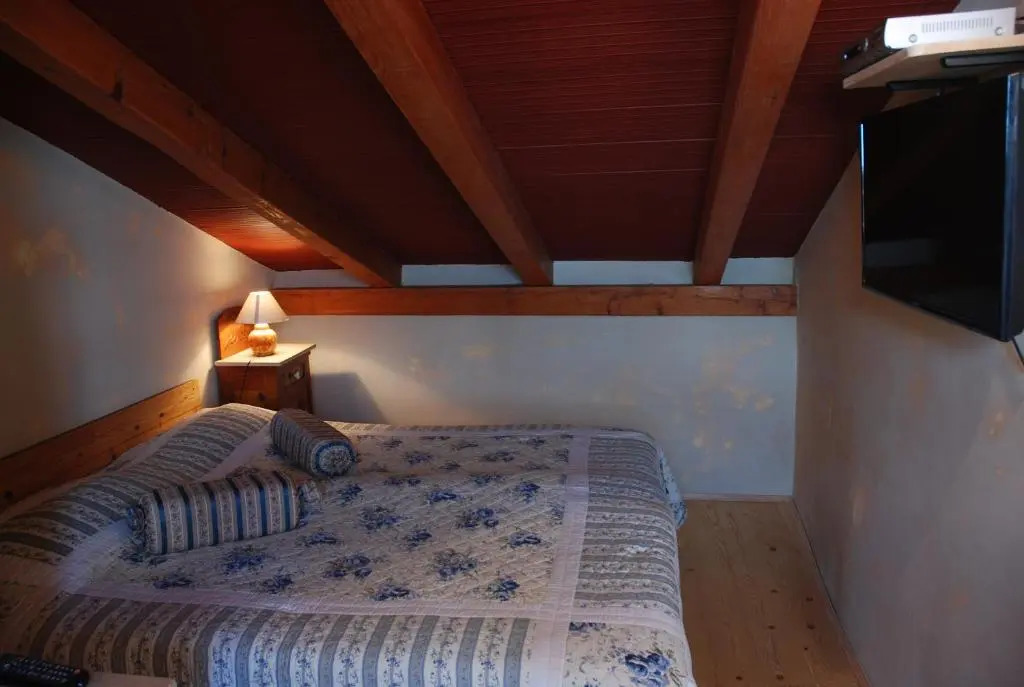 Kamene Priče rooms, music and food