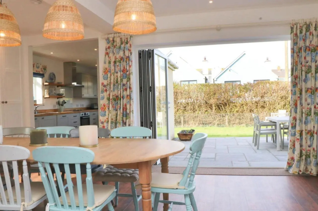 Spacious & modern beach house, 100m to beach