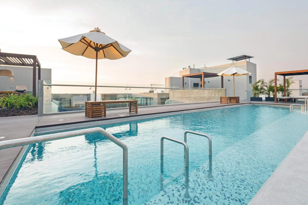 ✶ Maras Residence ✶ LUXURY Rooftop Pool & Grill