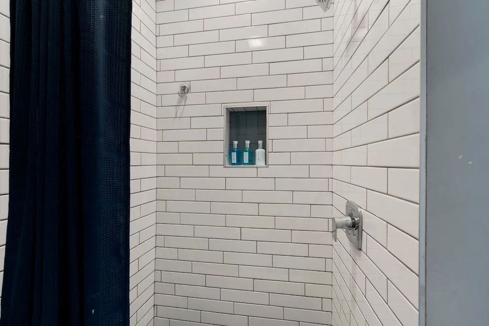 Cozy 2 Bed Home by West Loop With Parking Laundry