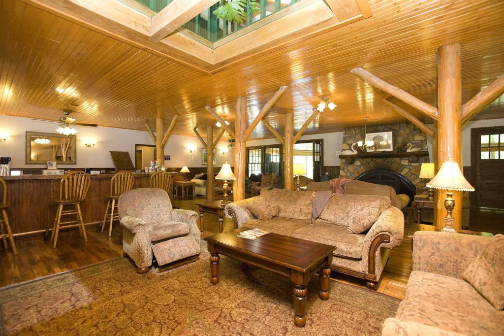 Highland Lake Inn & Resort - Flat Rock
