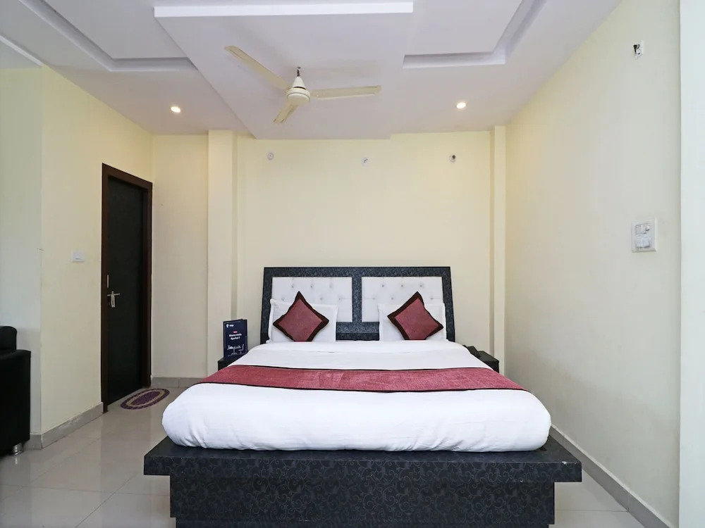 OYO 11572 Hotel Radha Regent