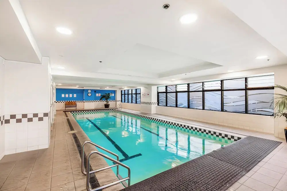 City Getaway 1BR Apt w Pool & Gym I Zodiak Stays