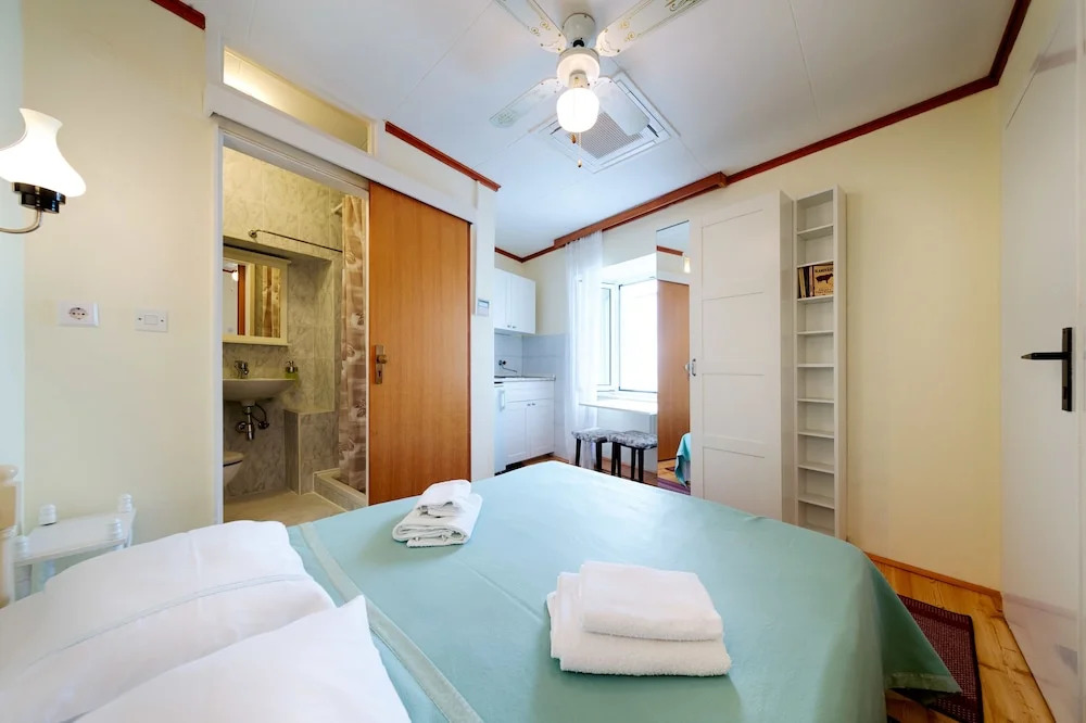 Mira Sea Front Guesthouse