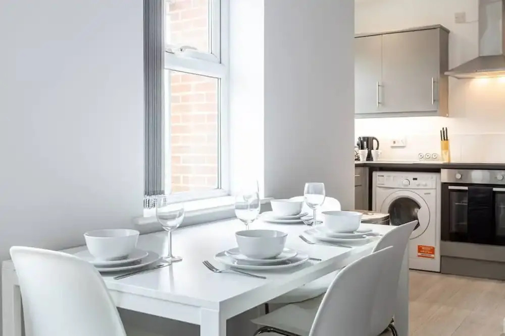 Lovely One-bedroom Serviced Apartment in Eccles