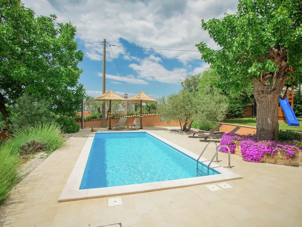 Rustic Villa in Dracevac With Outdoor Pool