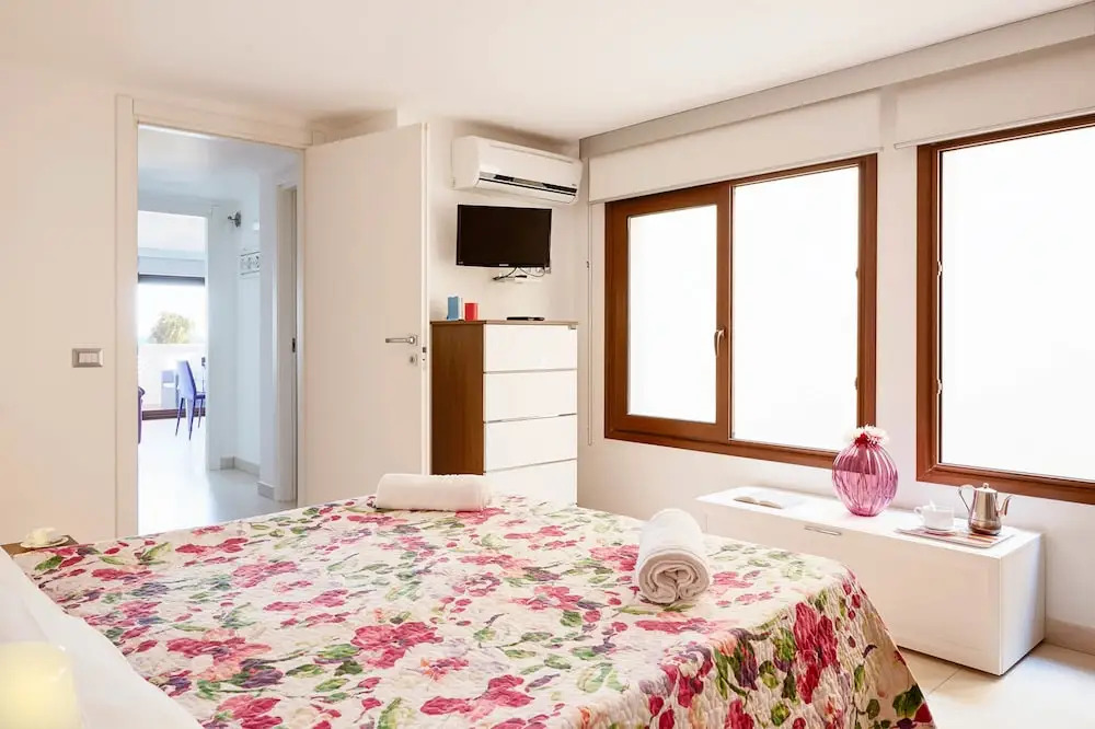 Aura CaseSicule, only for Sea View Lovers, Modern Style Apartment in City Center, Wi-Fi