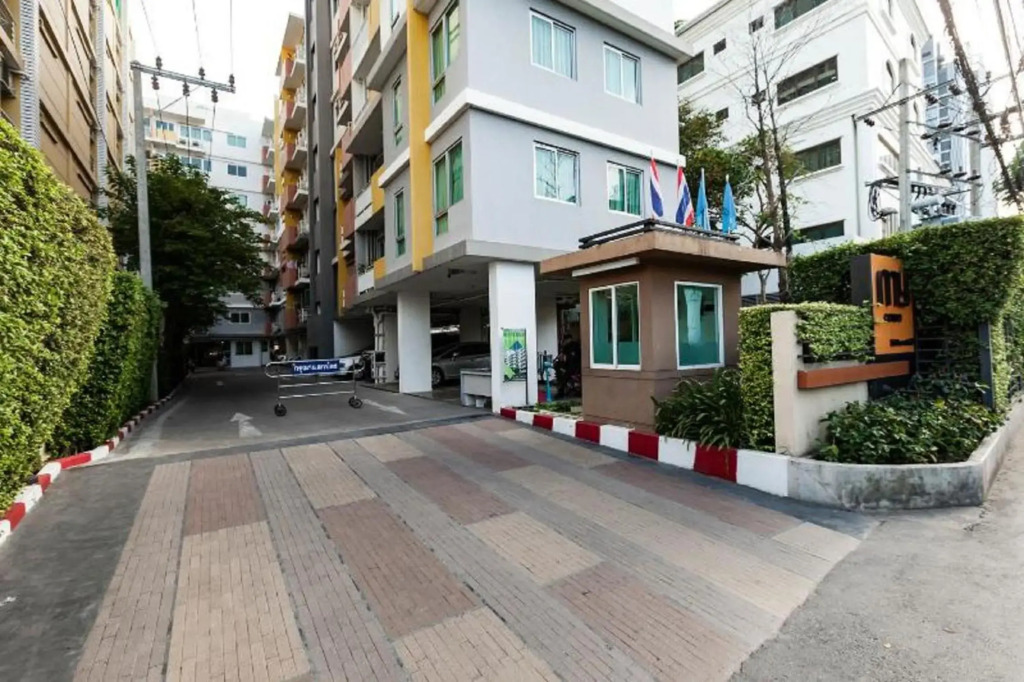1 bdrm condo 5 minutes walk to BTS FREE Wifi