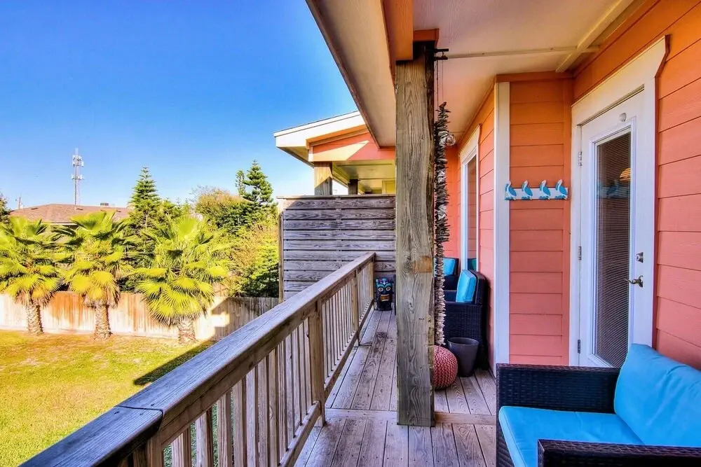 Saltwater Hippie 3 Bedroom Condo by Redawning
