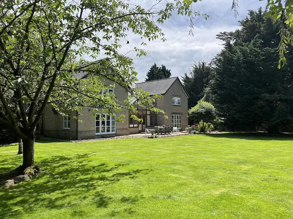 Norwich Luxury Getaway With 4 Bedrooms & Annex