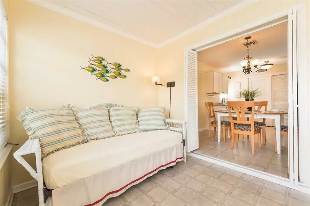 Poco Place, 2 Bedrooms, Wifi, 2 Blocks to Beach, Sleeps 6