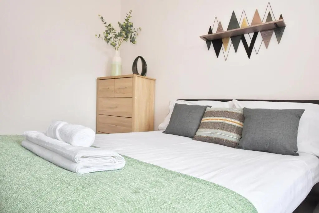 Wistaston House by YourStays 5 Bedroom House with TV in each room