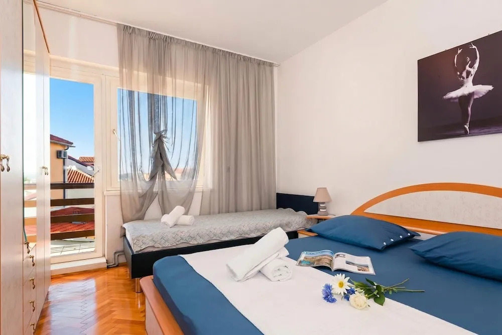 Spacious 2 Bedroom Apartment With Balcony