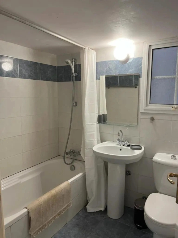 2 bedroom flat by the sea