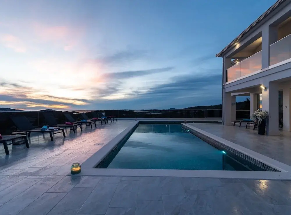 Luminous Infinity Villa with Pool and Gym