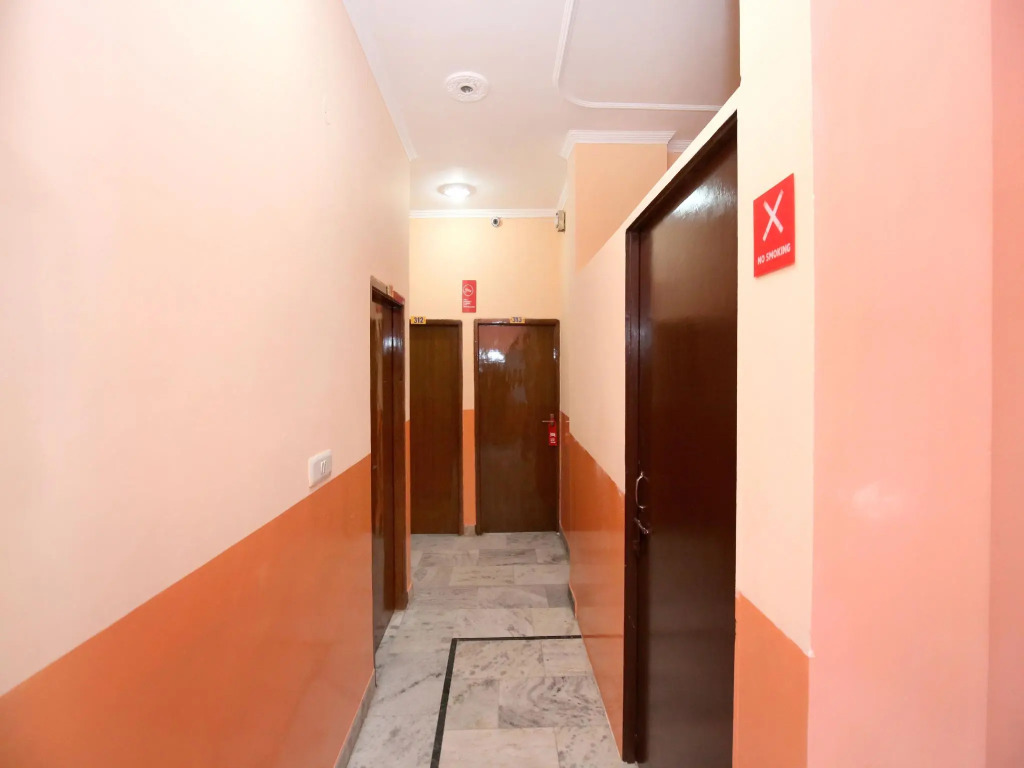 OYO 11886 Hotel Crystal